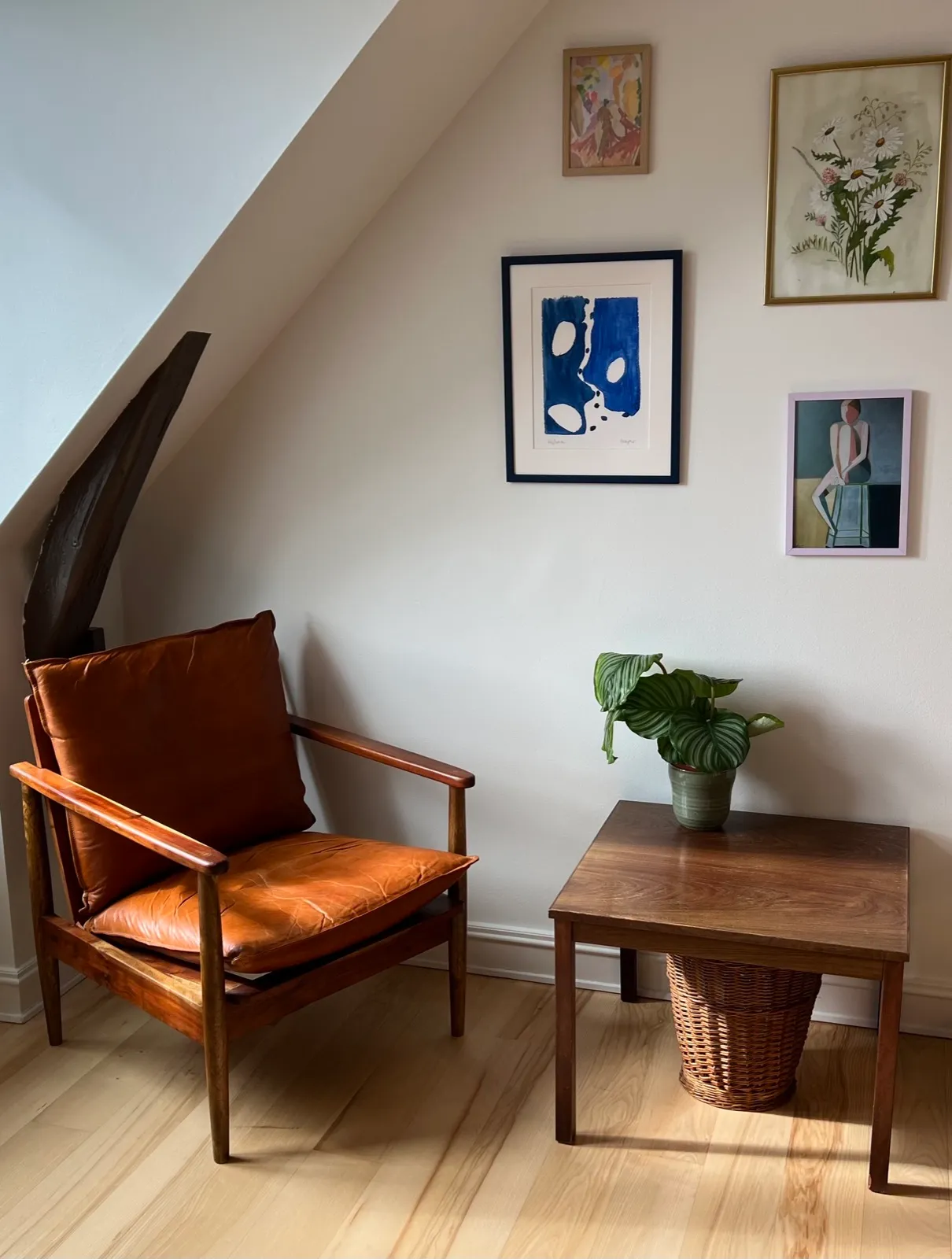 Terapirummet hos VenligtSind med læderstol, kunst og planter