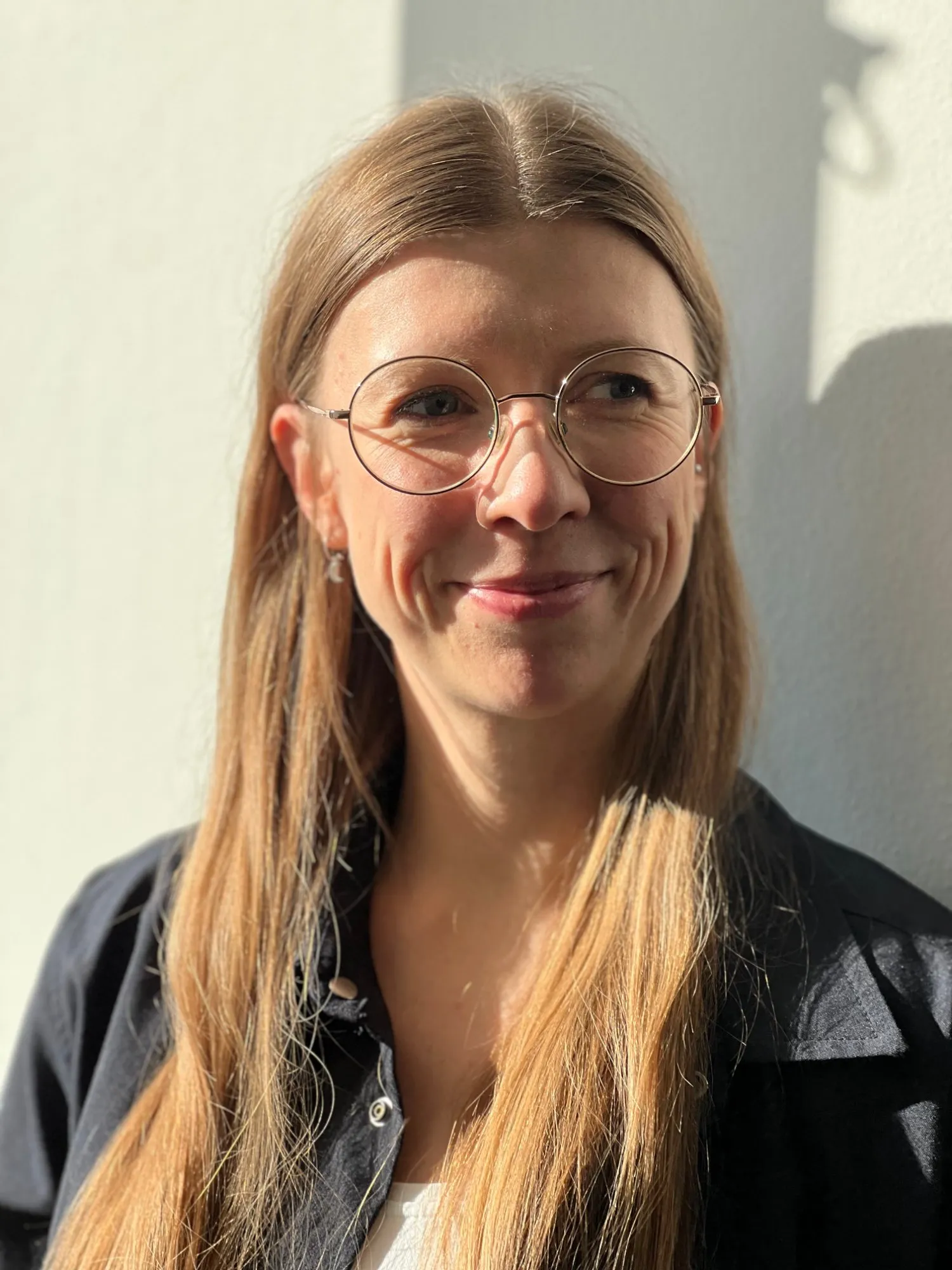 Nanna Dochedahl i solskin — autoriseret psykolog hos VenligtSind