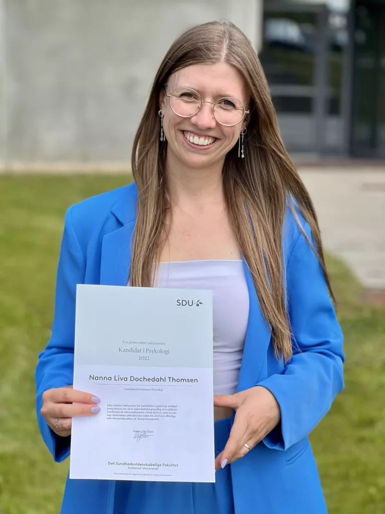 stolt psykolog fra Venligt Sind med kandidatbevis fra psykologistudiet