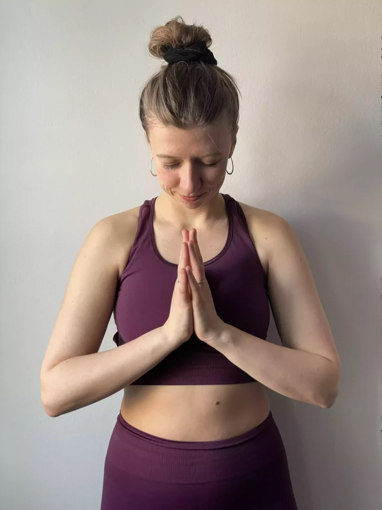 Nanna i yogaposition namaste