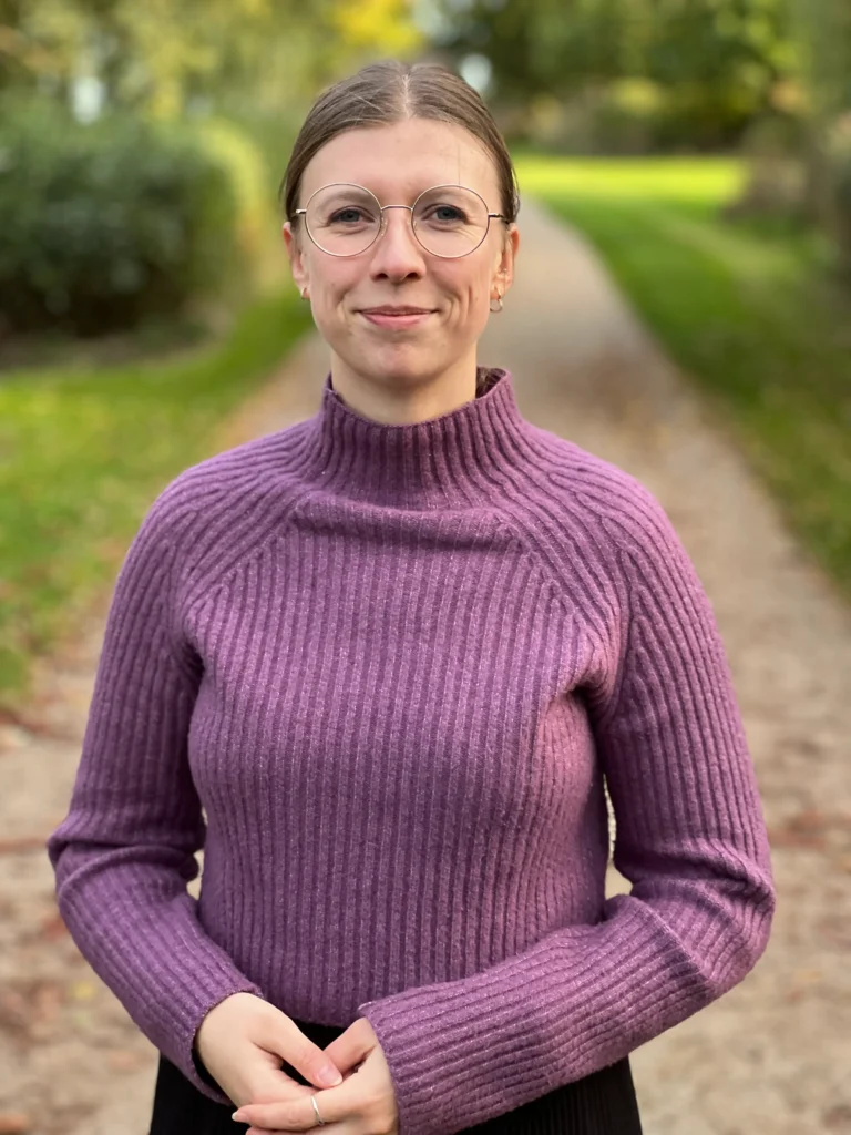 smilende psykolog fra Venligt Sind med naturskøn baggrund