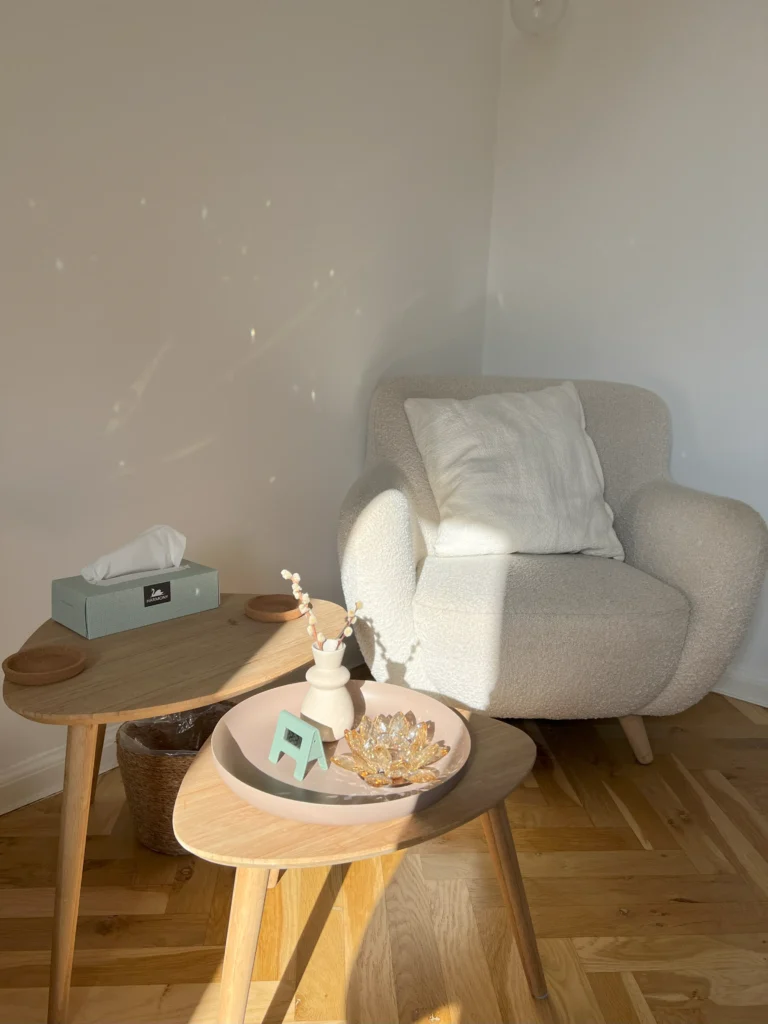 Behagelig stol i terapilokale på Frederiksberg ved Venligt Sind