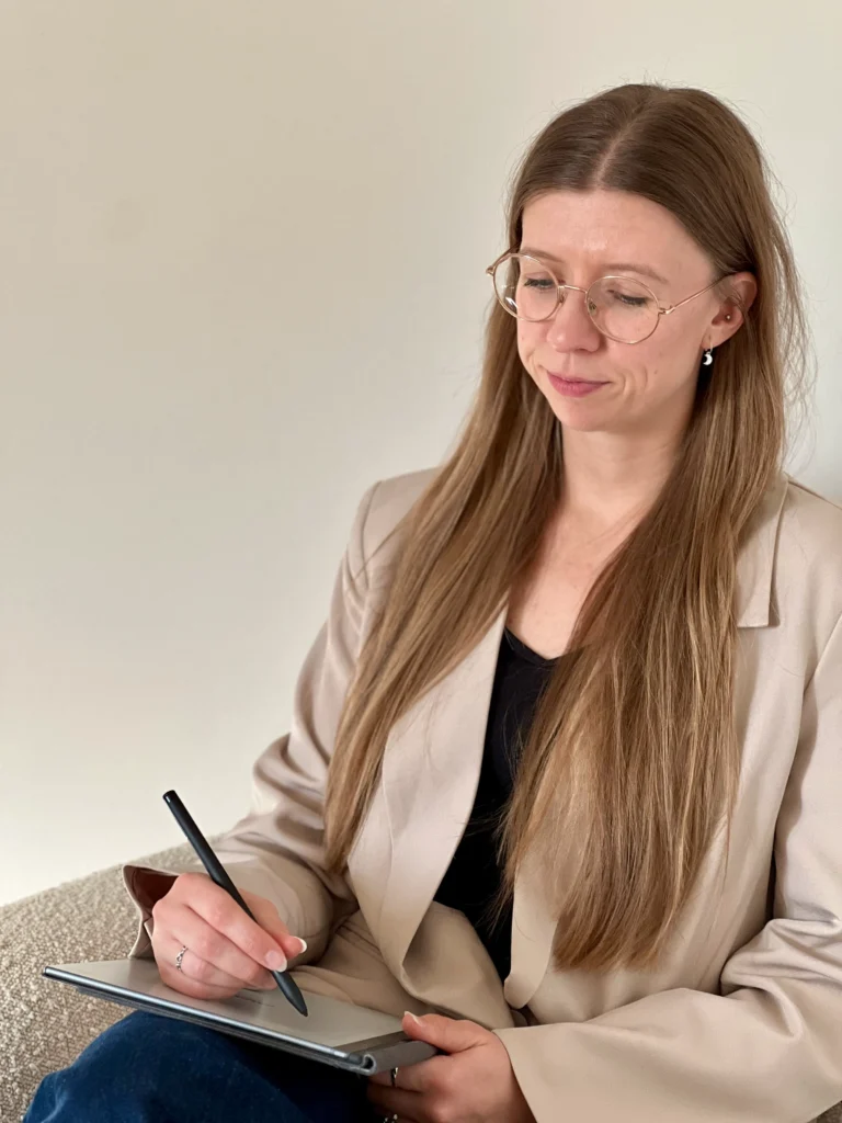 psykolog i terapilokalet der tager notater undervejs